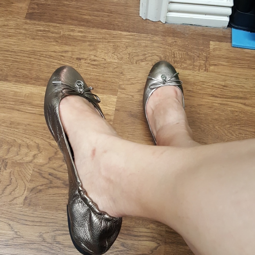 MK Metallic, greenish Gold color) Flats :sz 8 1/2 - Picture 8 of 8